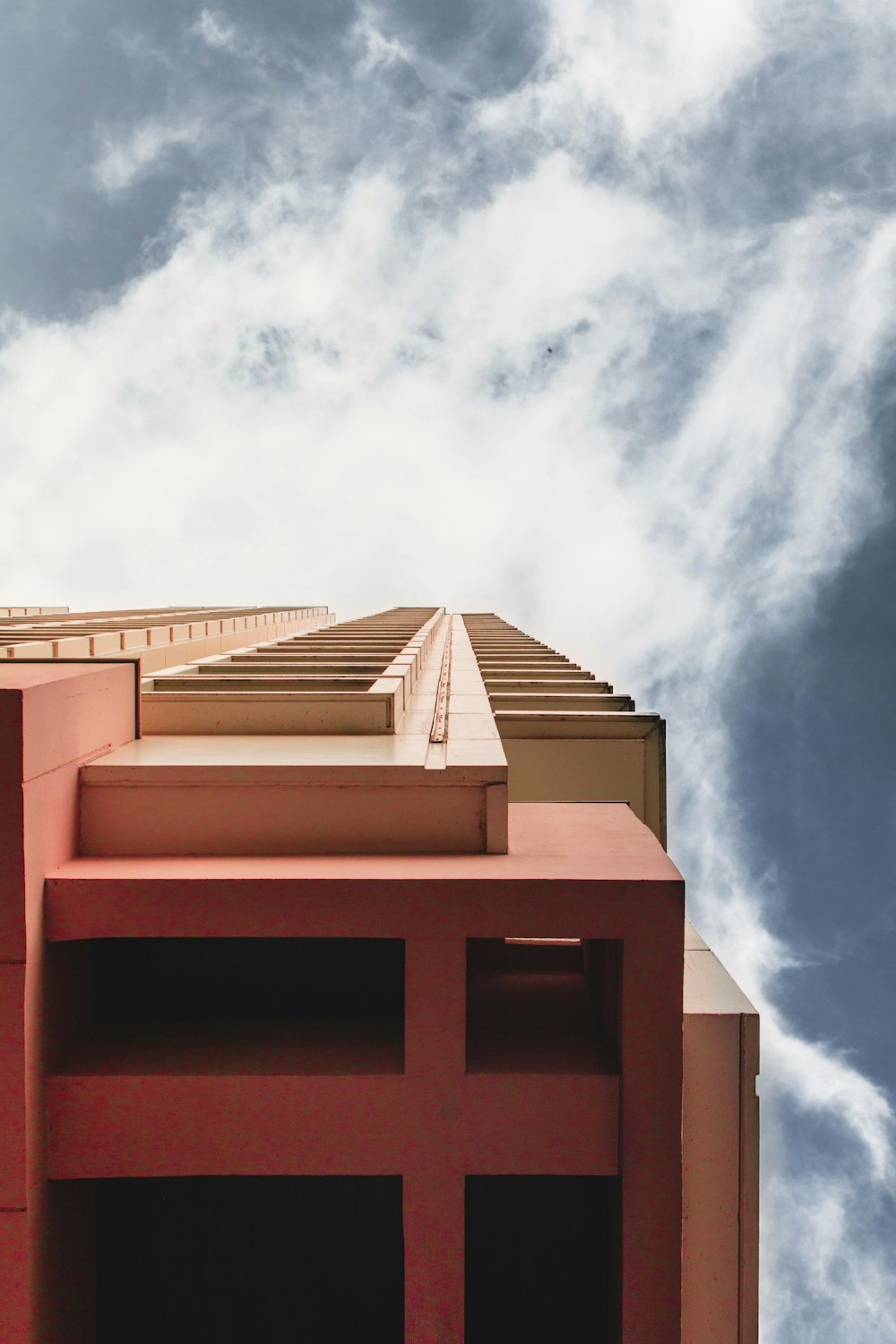 Un alto edificio rojo con un fondo de cielo