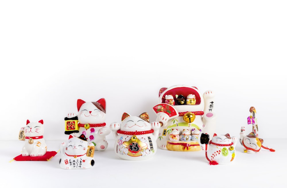 Figurines de bonhomme de neige en céramique blanche, rouge et jaune