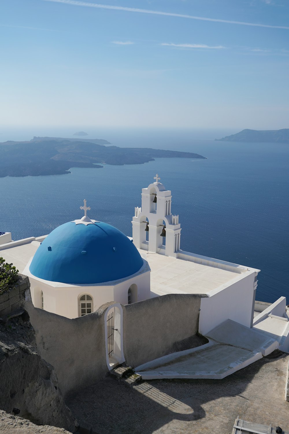 blue and white dome building near body of water during daytime