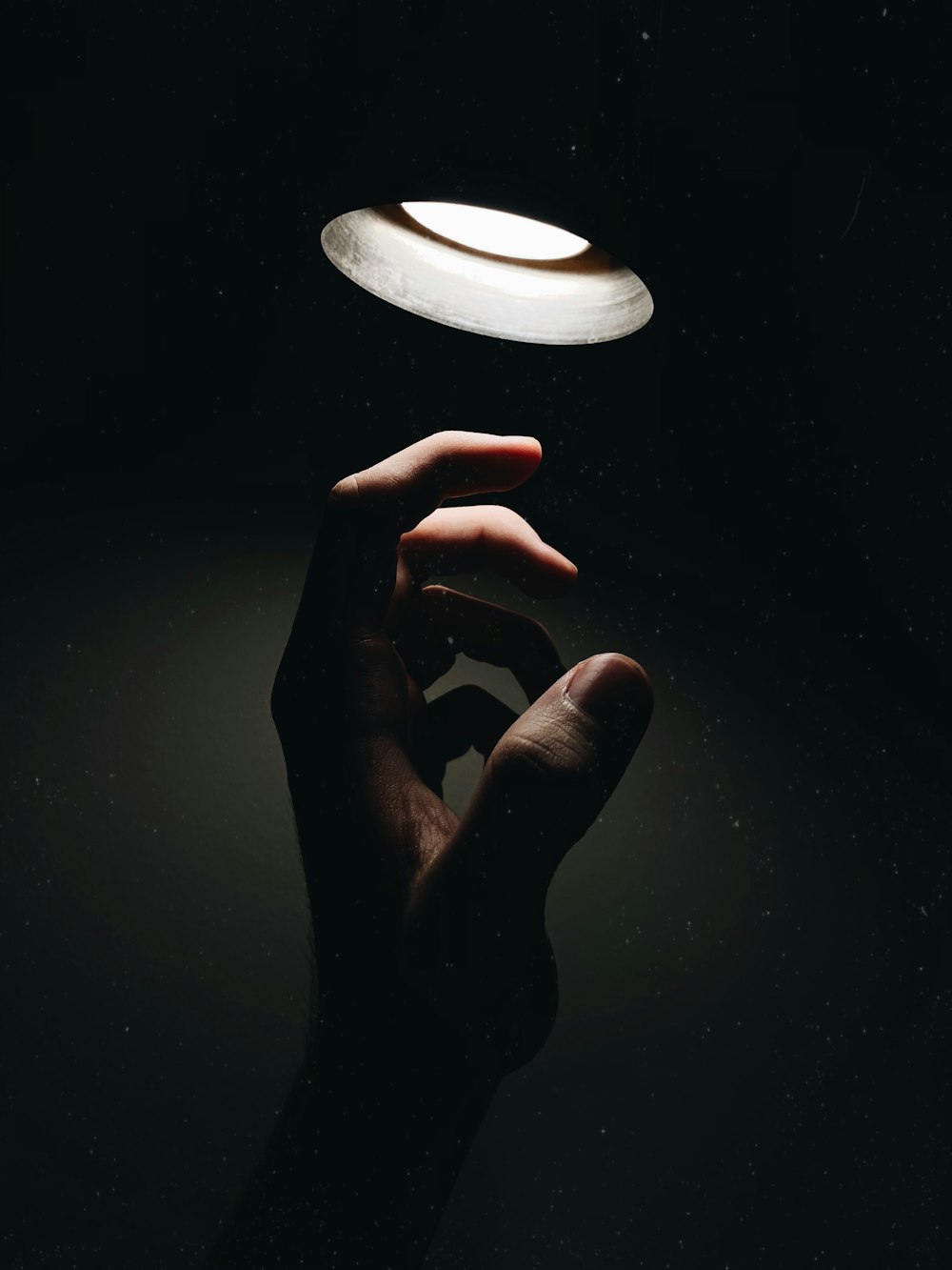 person holding white round light