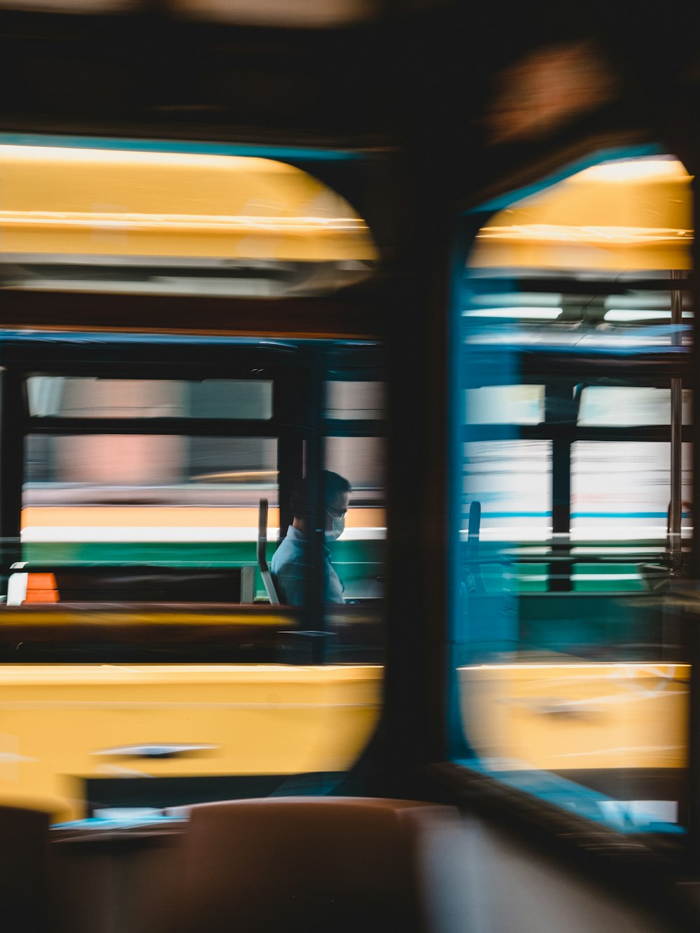 bus jaune et bleu sur la route