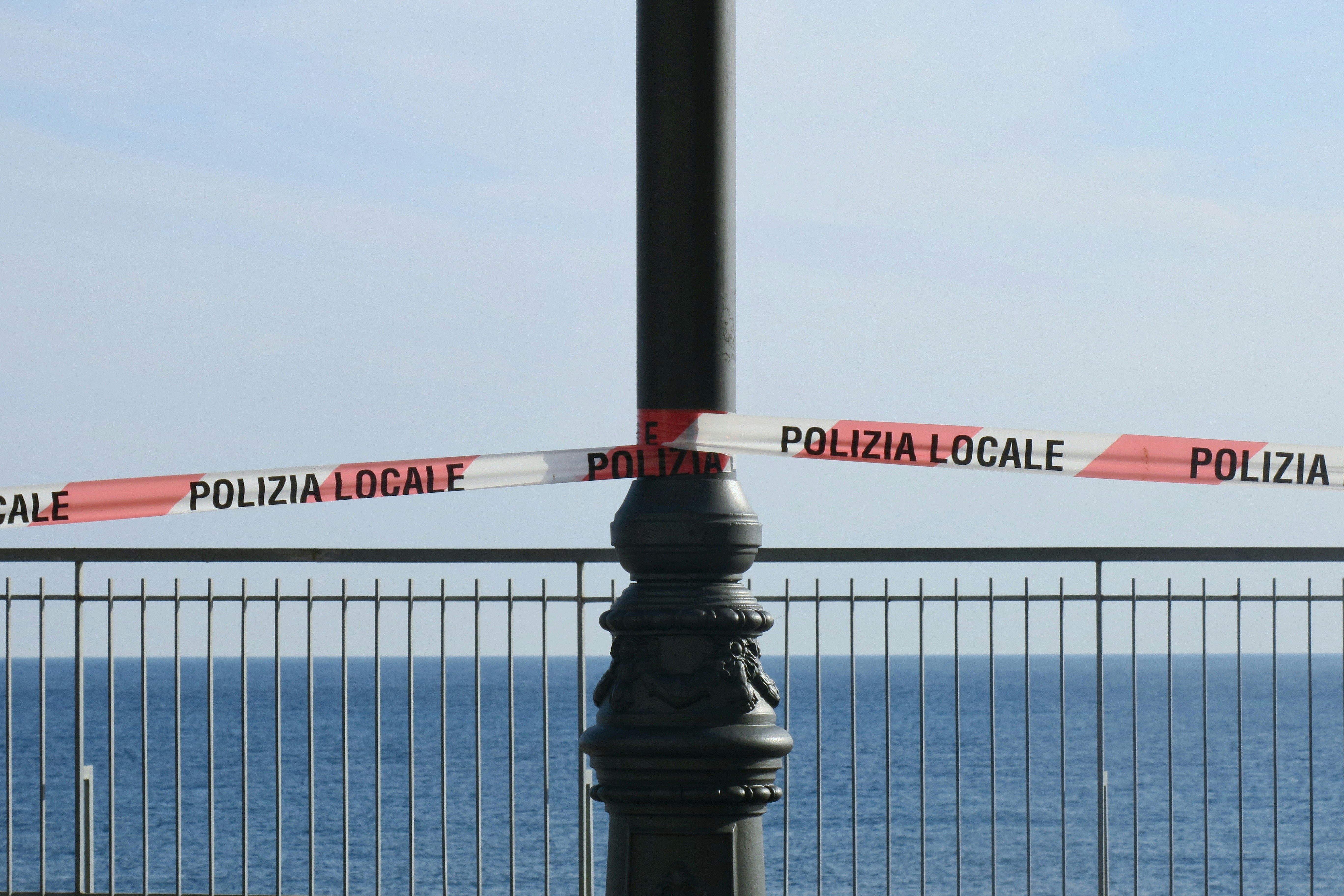 palo stradale nero e rosso