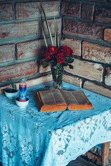 An open book beside traditional Colombian cultural items on rustic wood.