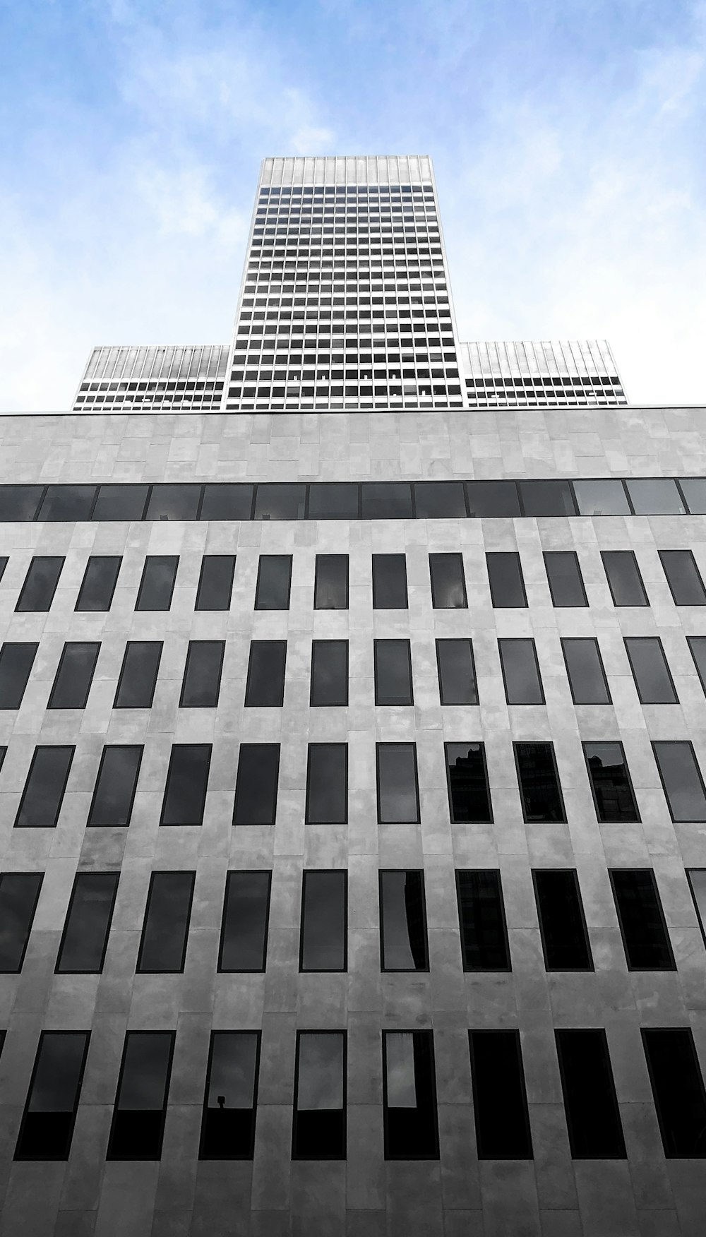 Edificio de hormigón gris bajo el cielo azul durante el día