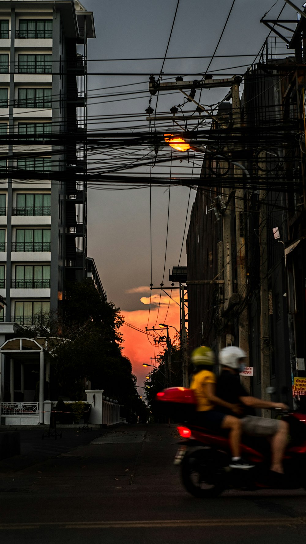 Hombre con casco amarillo y mochila negra de pie cerca del edificio durante el día