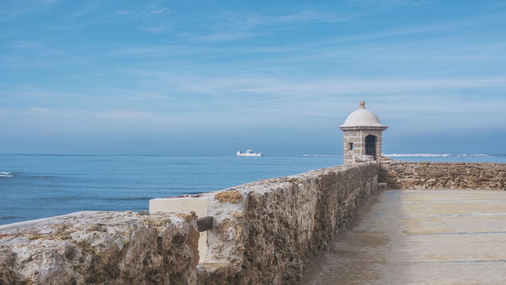 Edificio de hormigón blanco y marrón cerca del mar durante el día