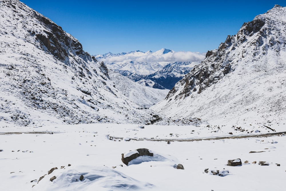 montagne enneigée sous ciel bleu pendant la journée