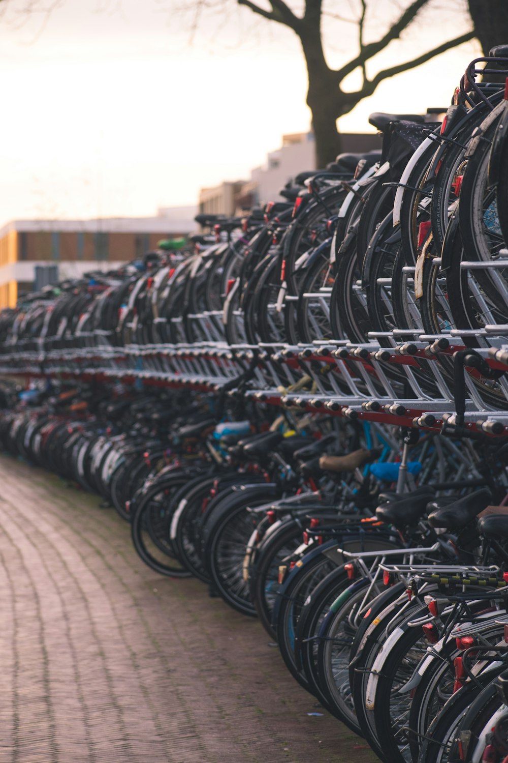 bicicleta preta e vermelha estacionada em um estacionamento