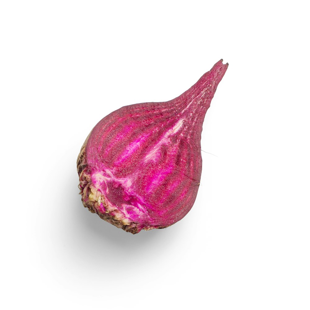 lila Zwiebel auf weißer Oberfläche