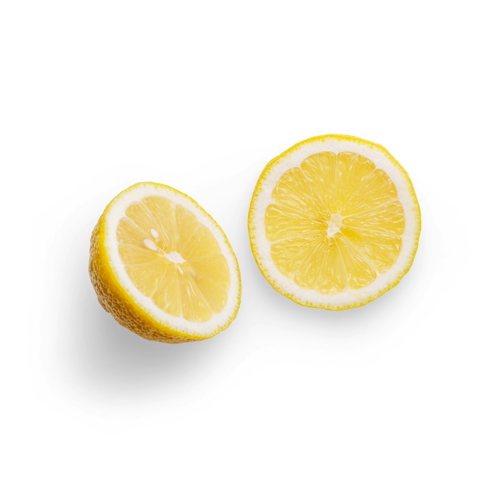 in Scheiben geschnittene Orangenfrüchte auf weißem Hintergrund