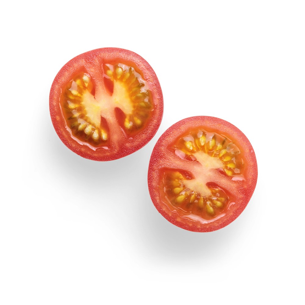 2 geschnittene Tomaten auf weißer Oberfläche