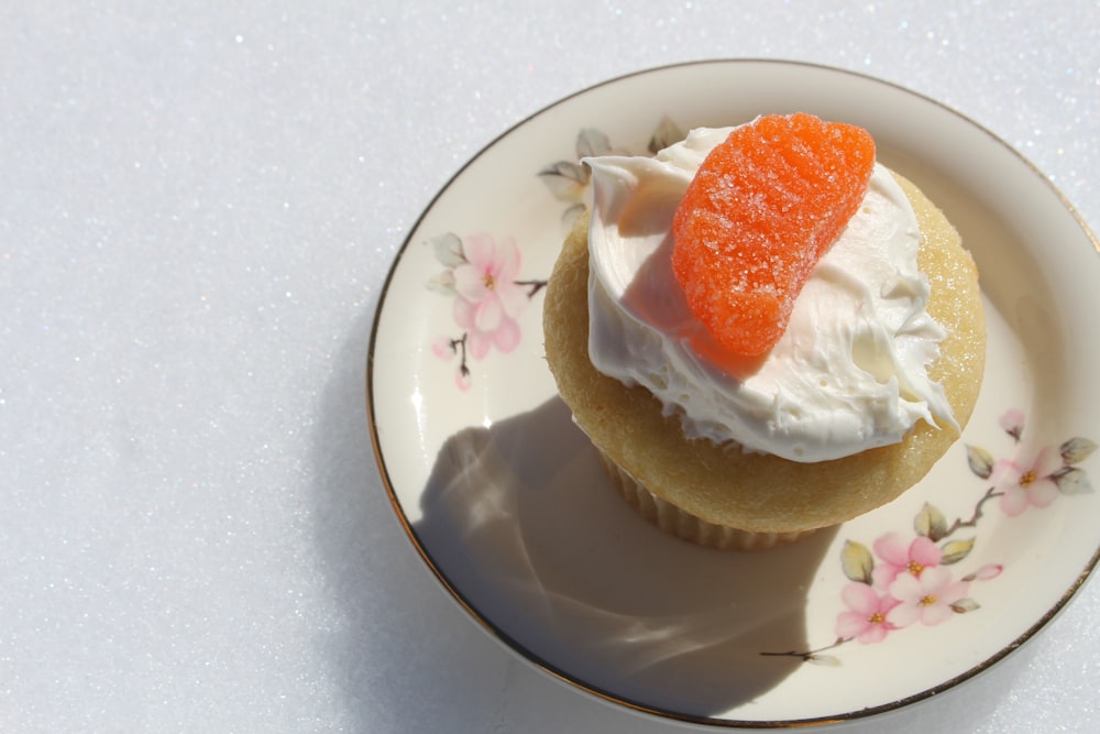 Glace à la fraise sur assiette en céramique blanche