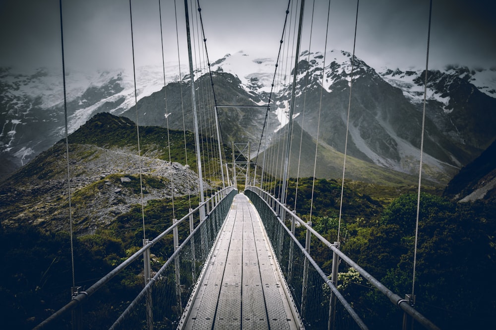 Puente de madera gris sobre la montaña