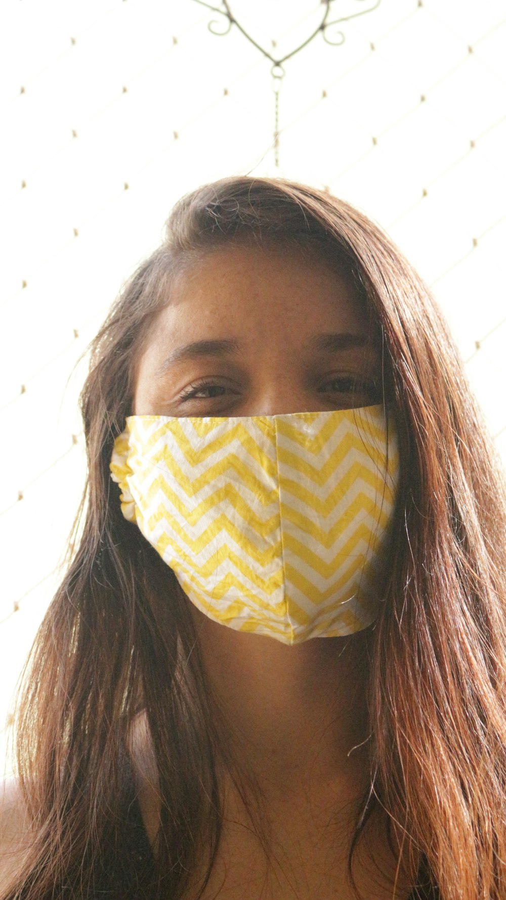 黄色と白のフェイスマスクをした女性