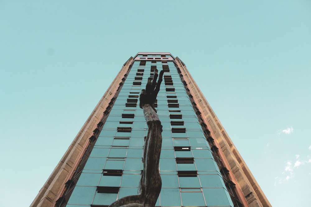 Schwarze Statue auf dem Dach des Gebäudes