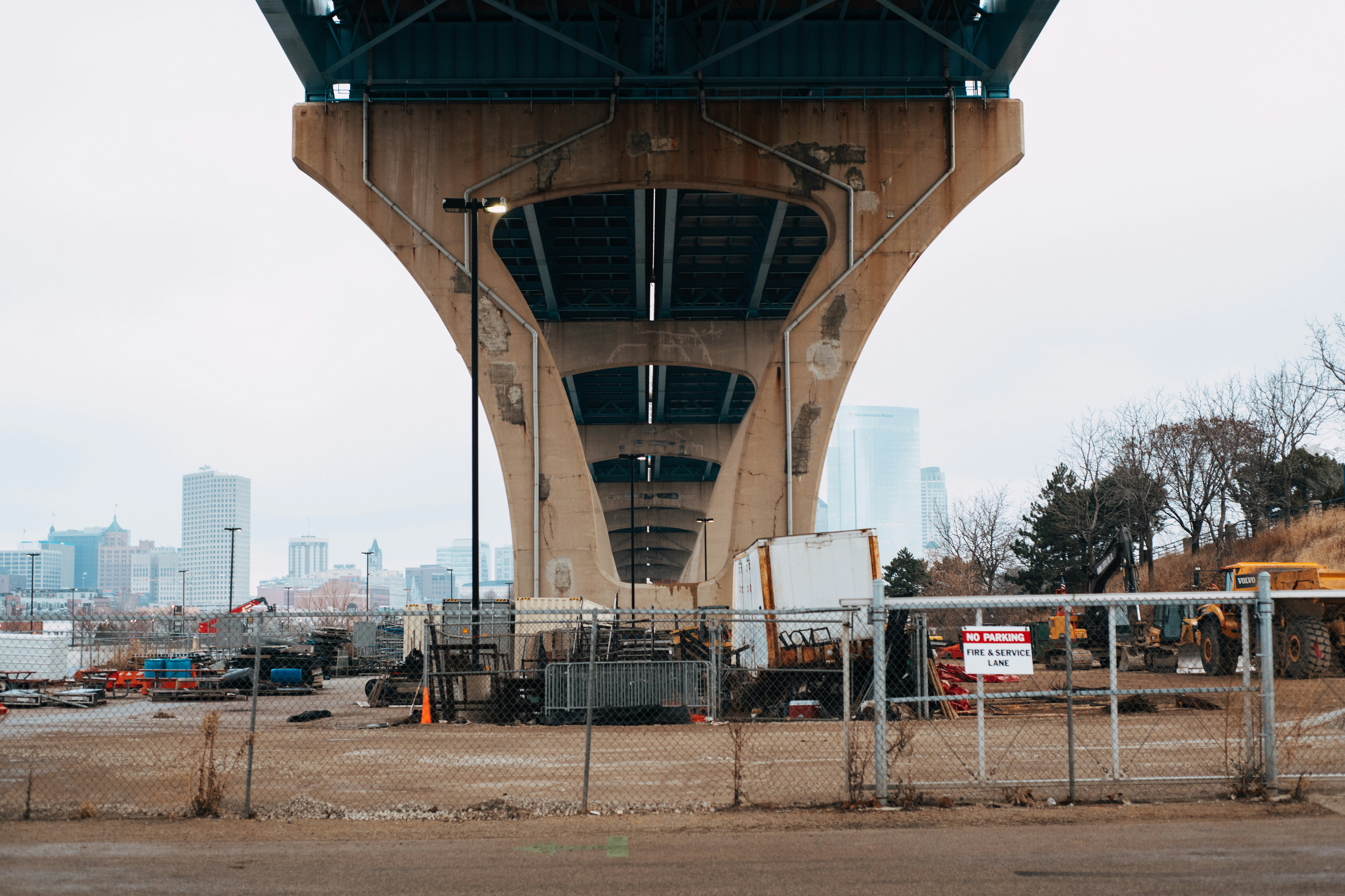 Weiß-blaues Betongebäude tagsüber