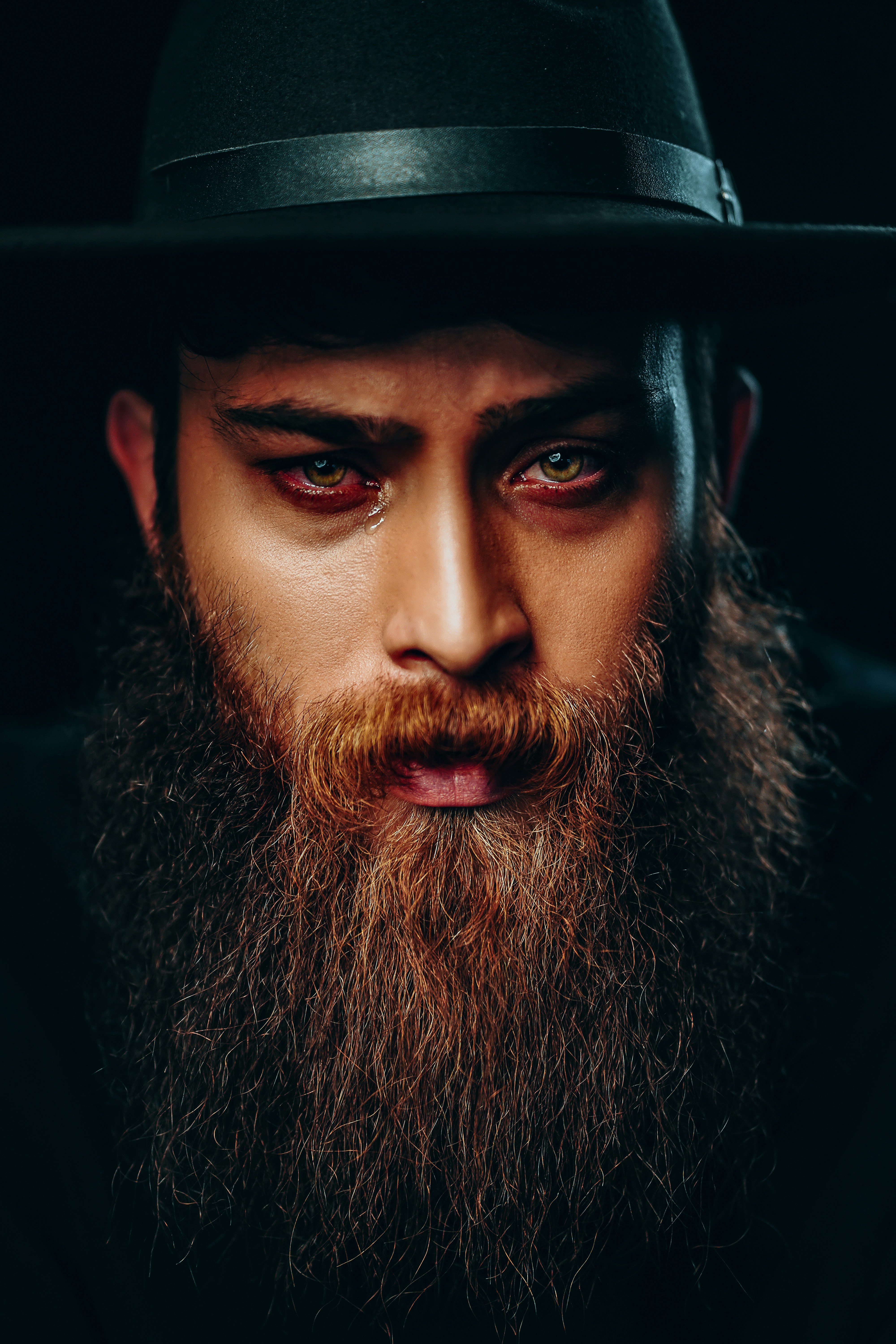 great photo recipe,how to photograph  the wolf's cry; man with black beard wearing black hat