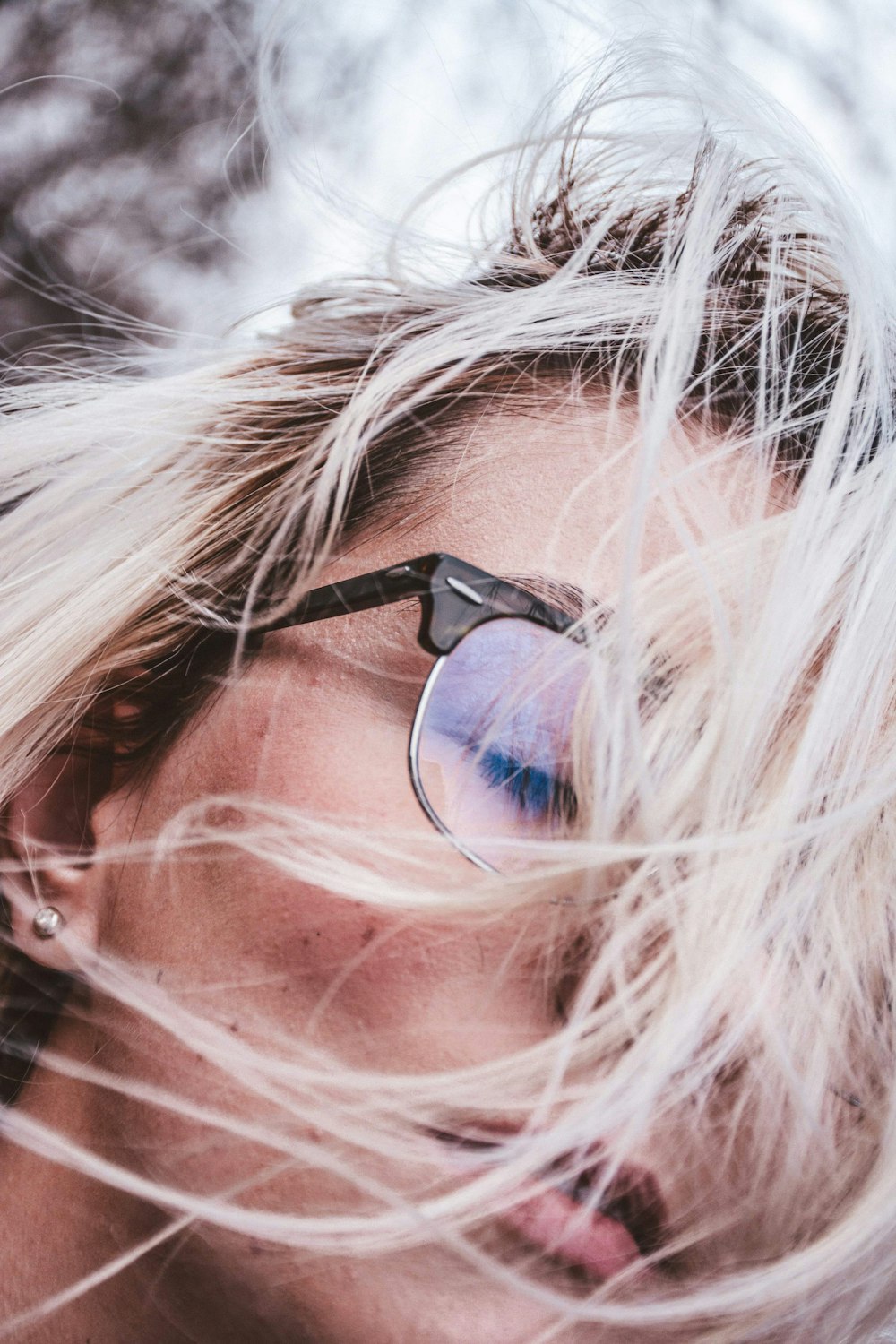 femme portant des lunettes de soleil à monture noire