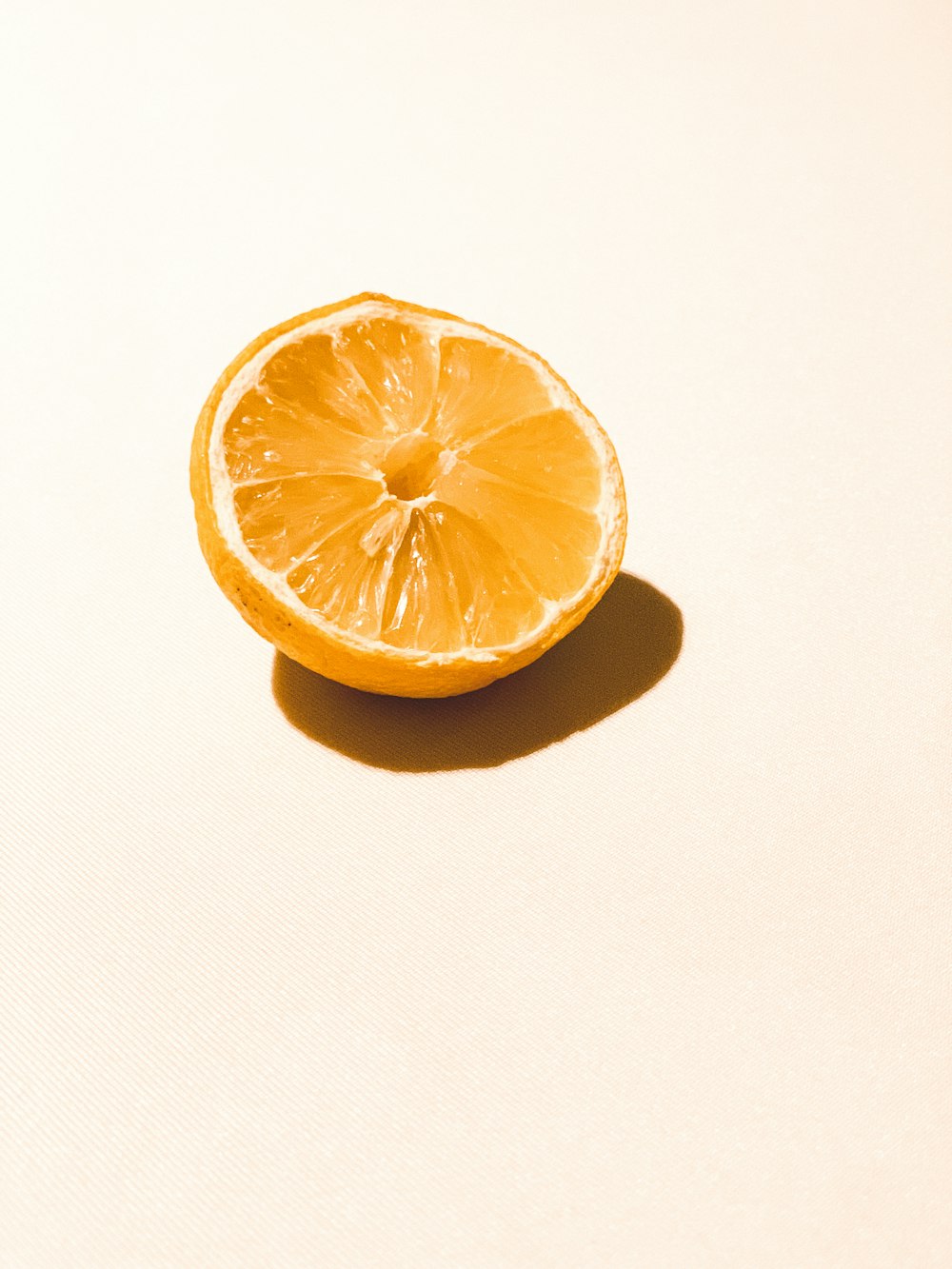 citron tranché sur surface blanche