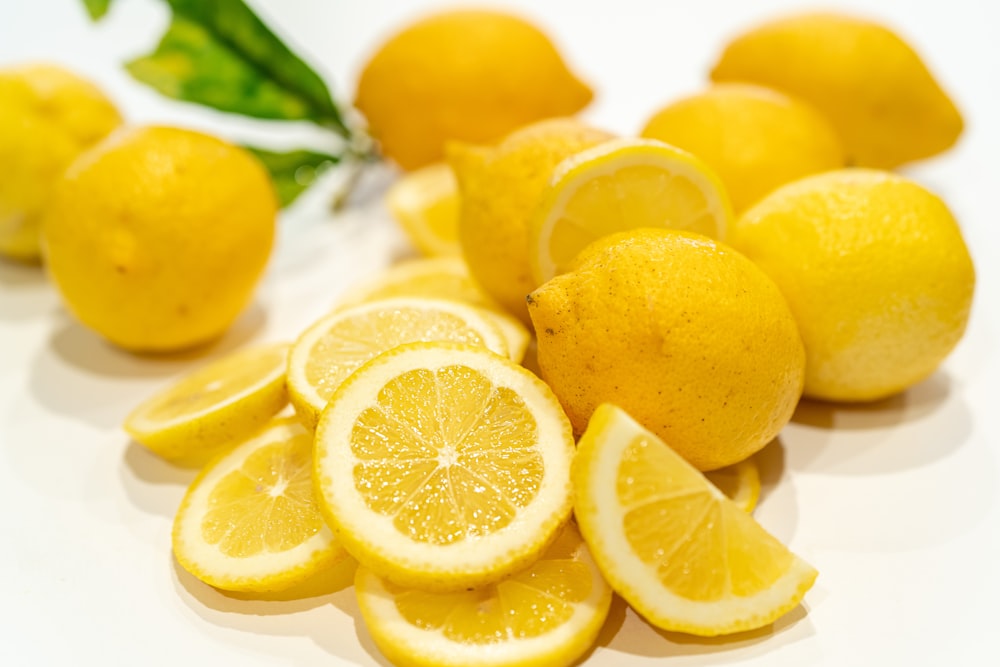 frutti di limone gialli su superficie bianca