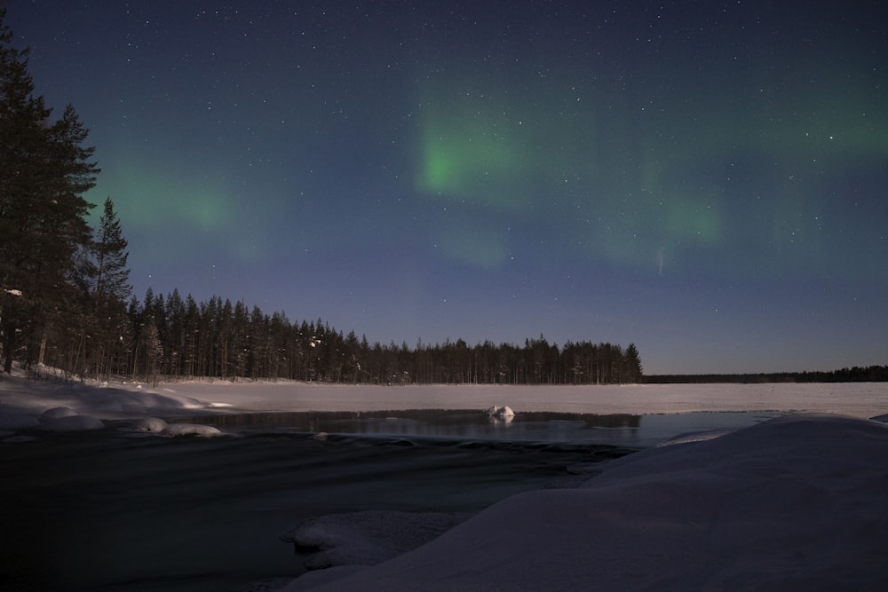 Cielo verde y azul con estrellas