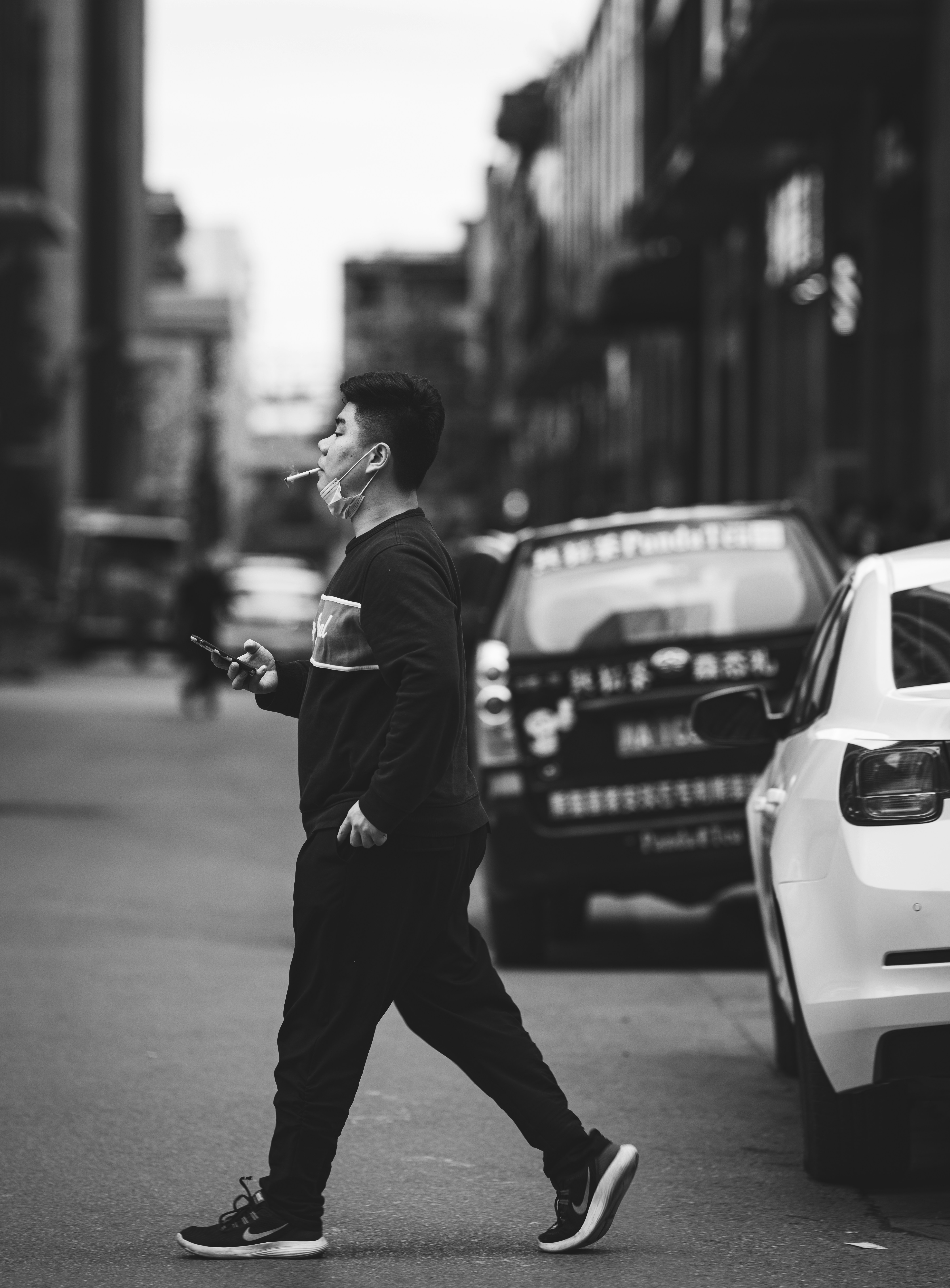 昼間に歩道を歩く黒のスーツを着た男の写真 Unsplashで見つけるストリートフォトグラフィーの無料写真