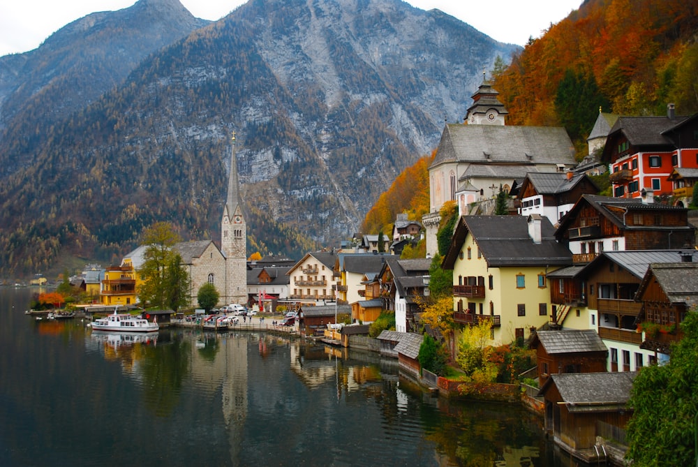 Häuser in der Nähe von Gewässern und Bergen tagsüber