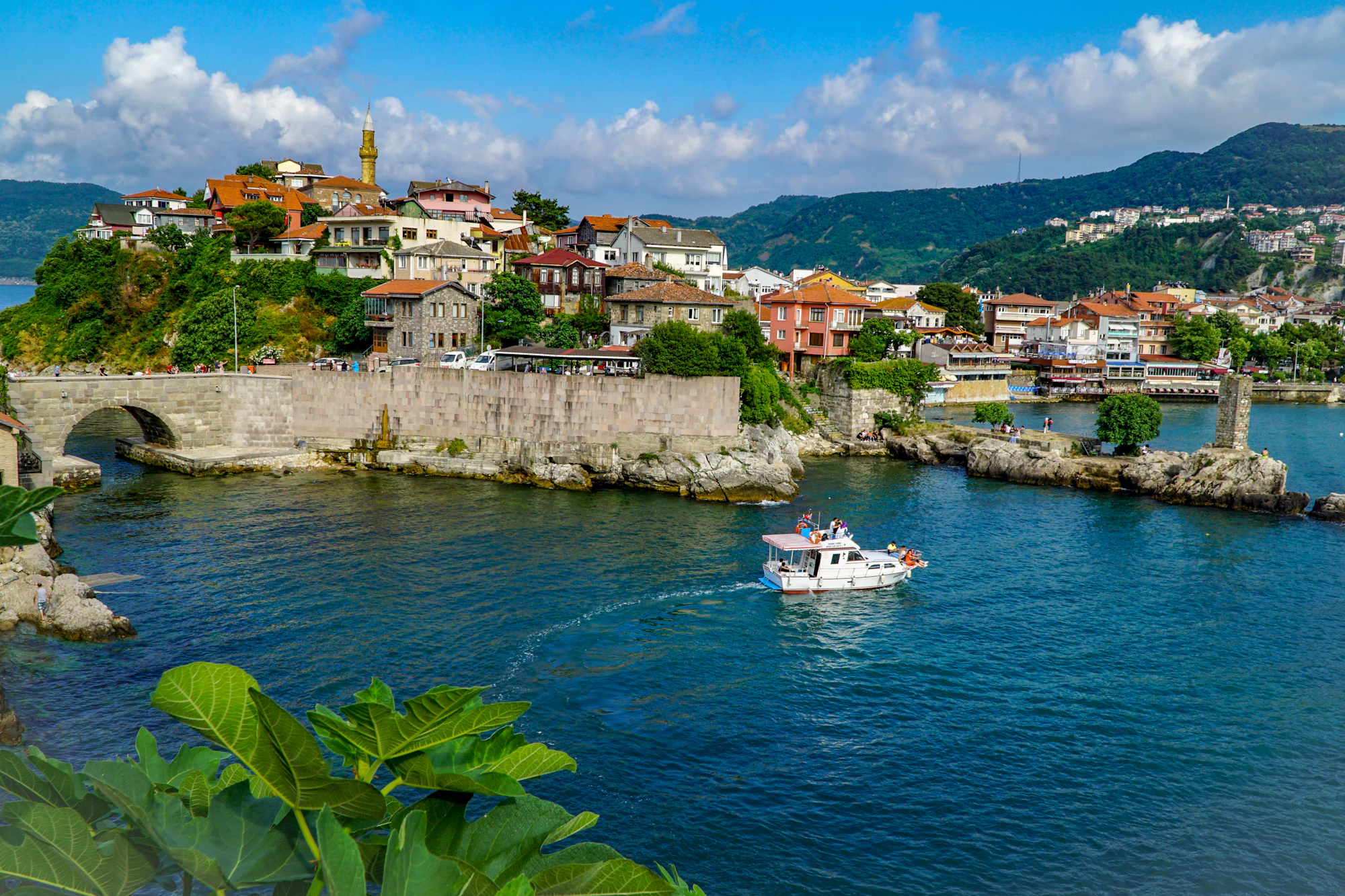 Amasra'da deniz kıyısındaki tarihi kale ve limandaki tekne