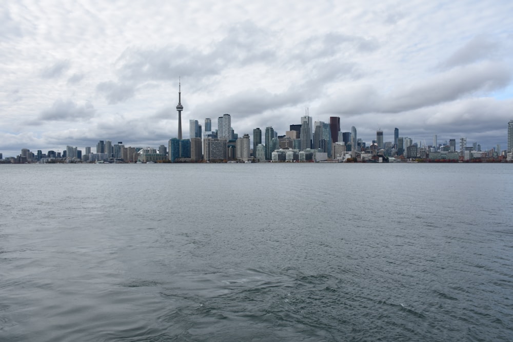 Skyline der Stadt tagsüber über das Gewässer