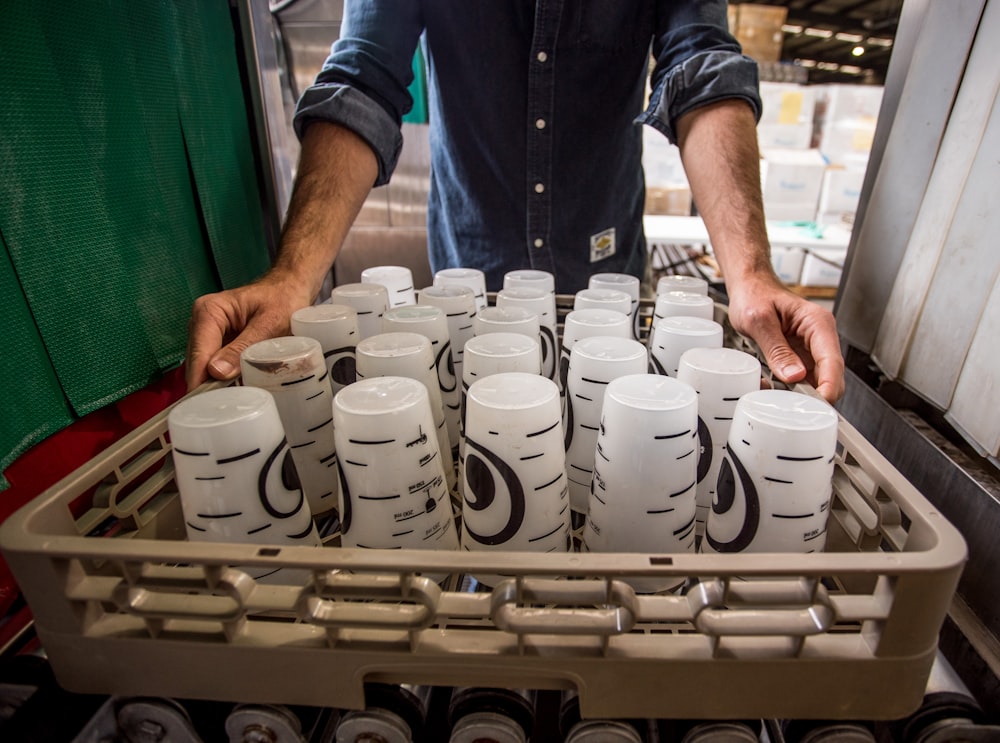 tazas de cerámica blanca en bandeja blanca