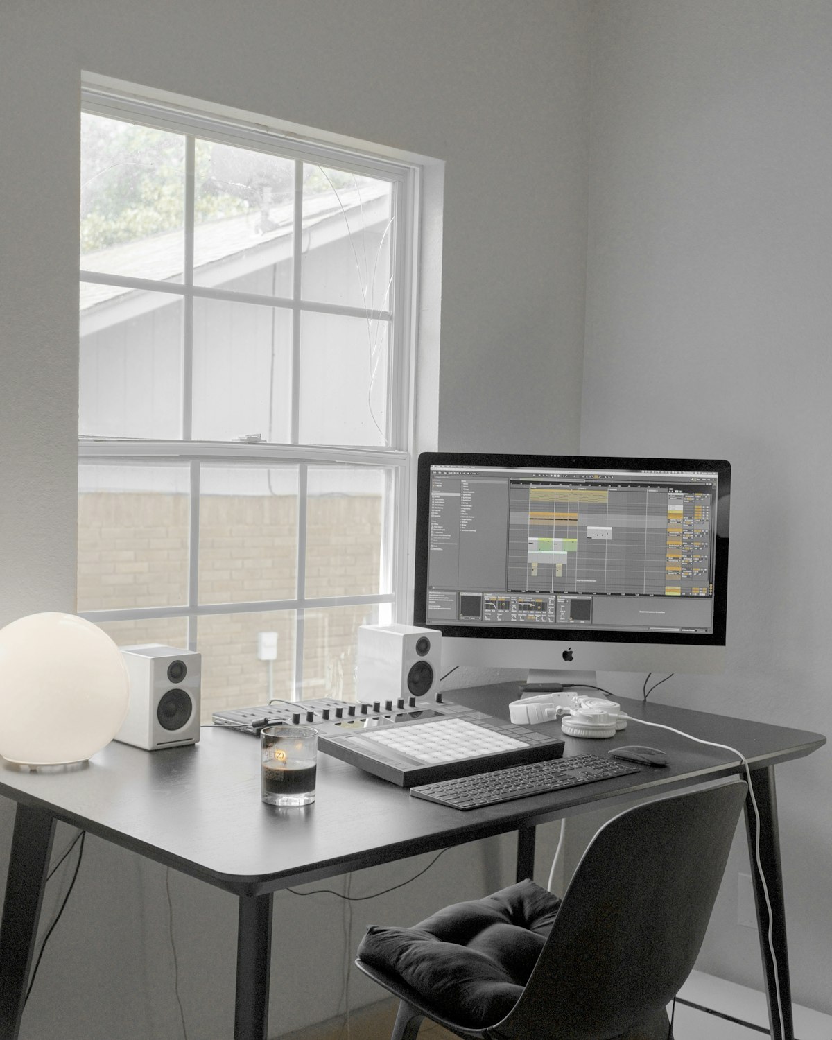 Mesa de trabalho minimalista — disciplina diária e foco