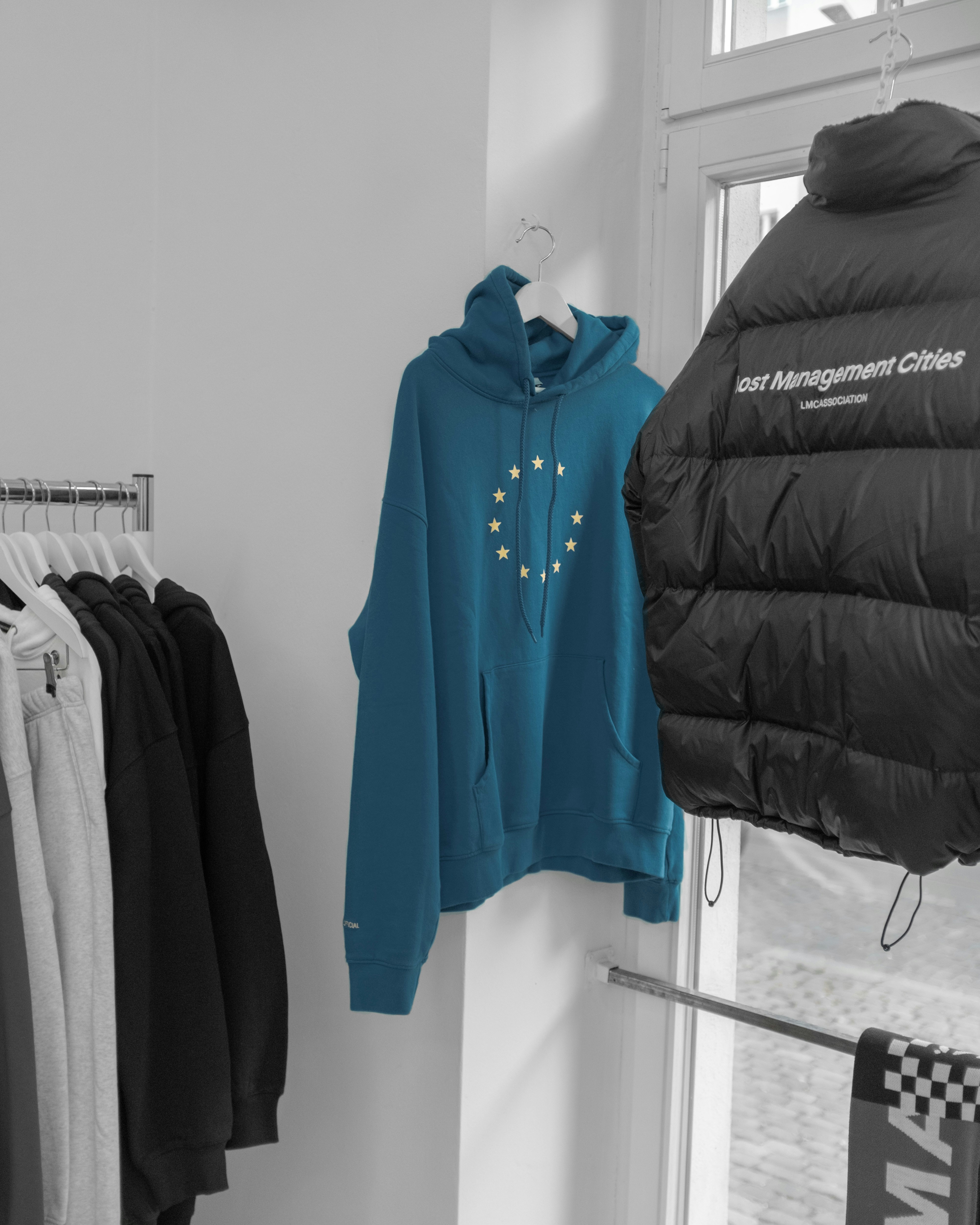 blau-schwarze Reißverschlussjacke
