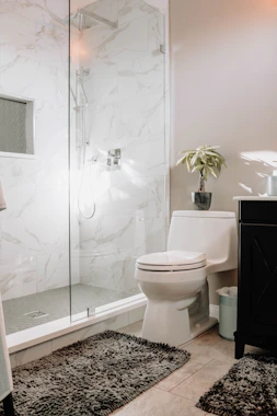 Carrelage marbre salle de bain rénovée