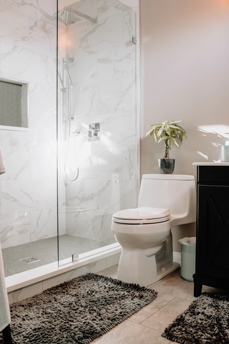 Mermer görünümlü duşakabinli banyo