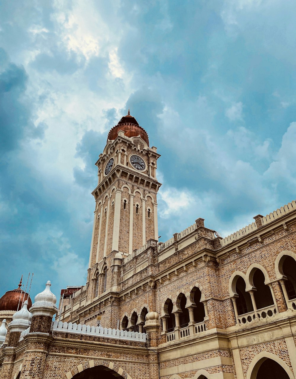 Braunes Betongebäude unter blauem Himmel tagsüber