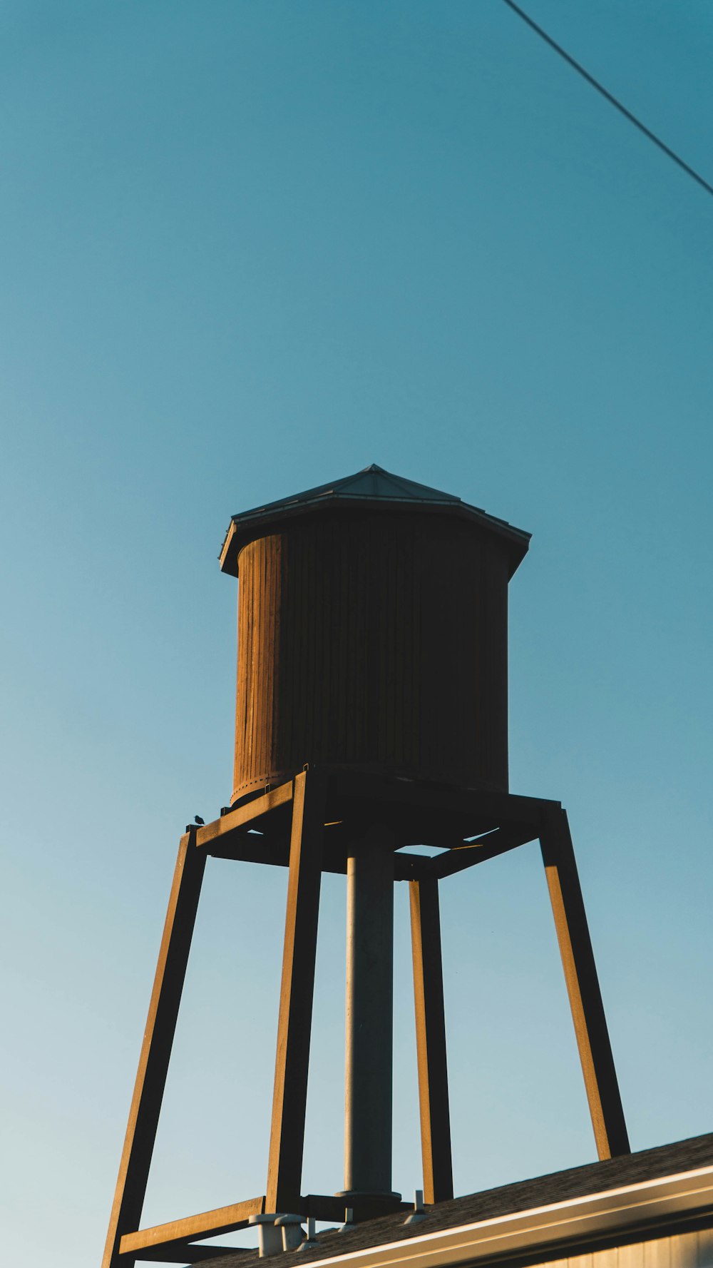 昼間の青空に映える茶色の木造塔