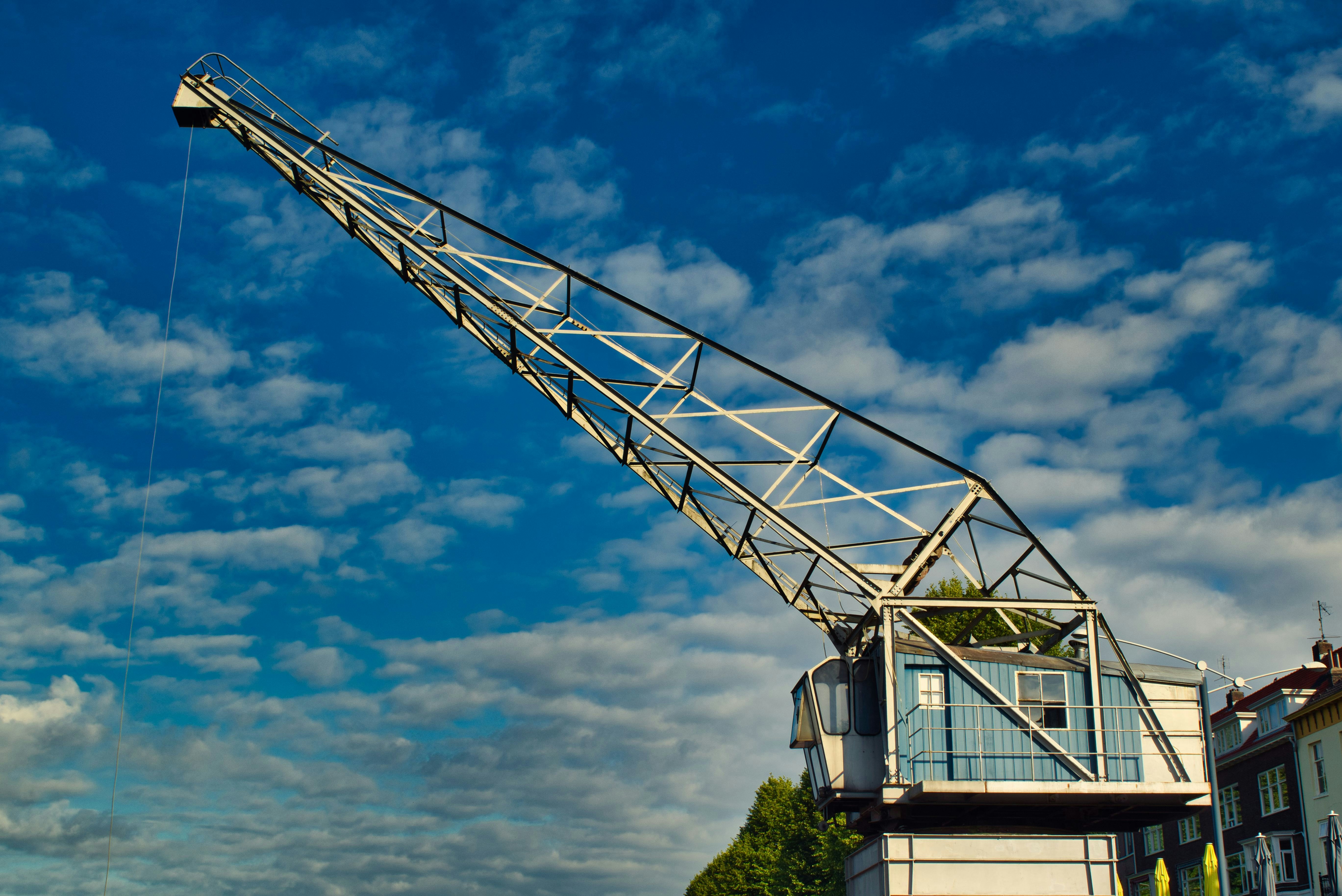 Stifel Maintains Hold on Crane, Raises Price Target to $202