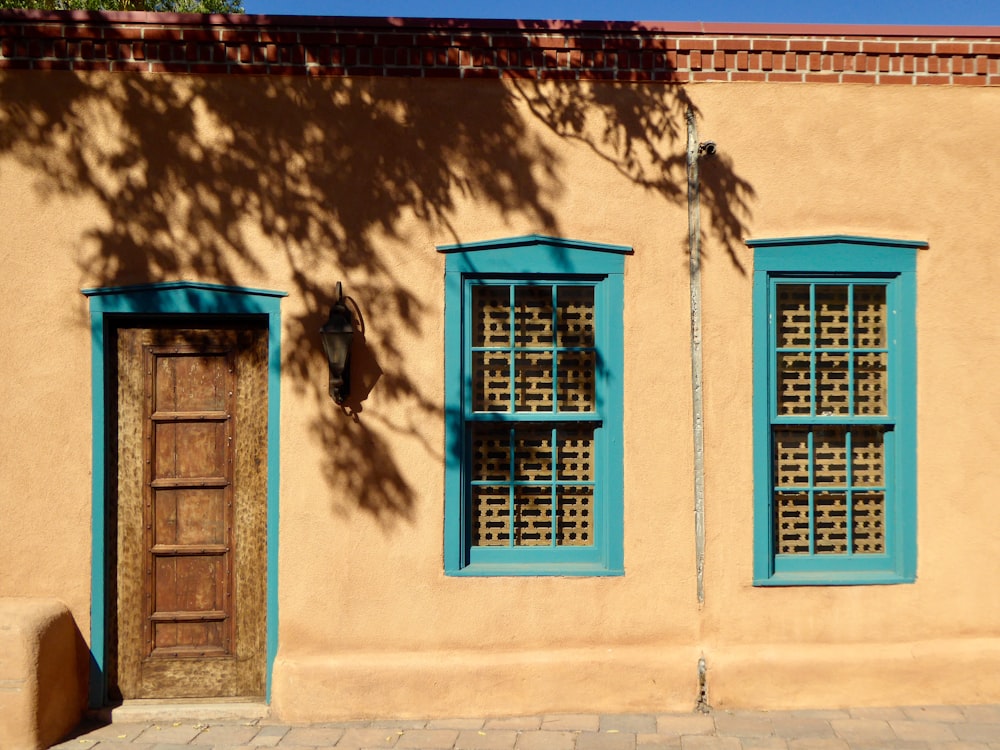 Cadre de fenêtre en bois bleu sur mur en béton blanc