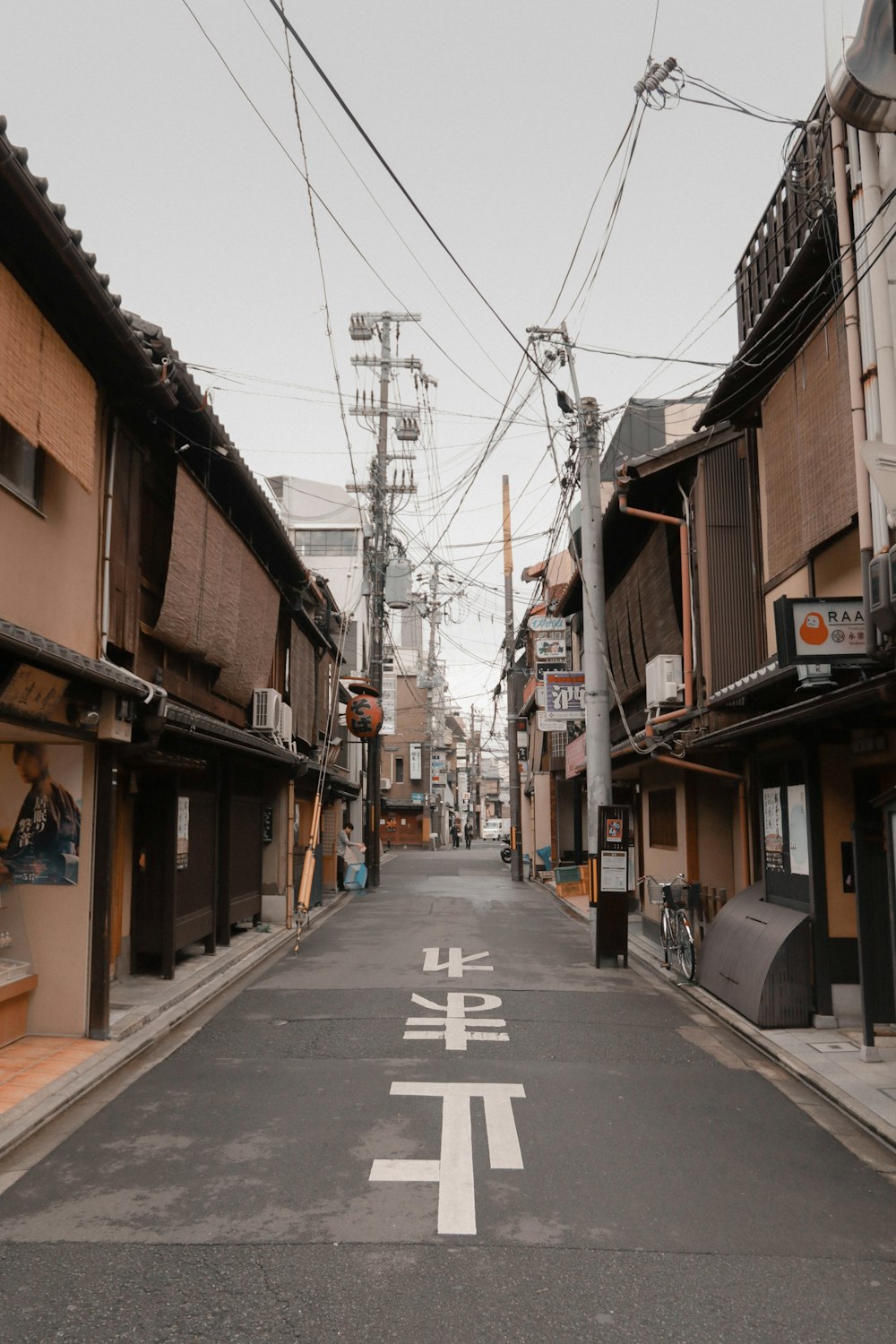 昼間のビル間の空っぽの通り