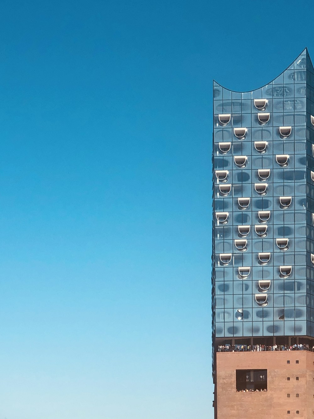 Edificio blu e bianco sotto il cielo blu durante il giorno