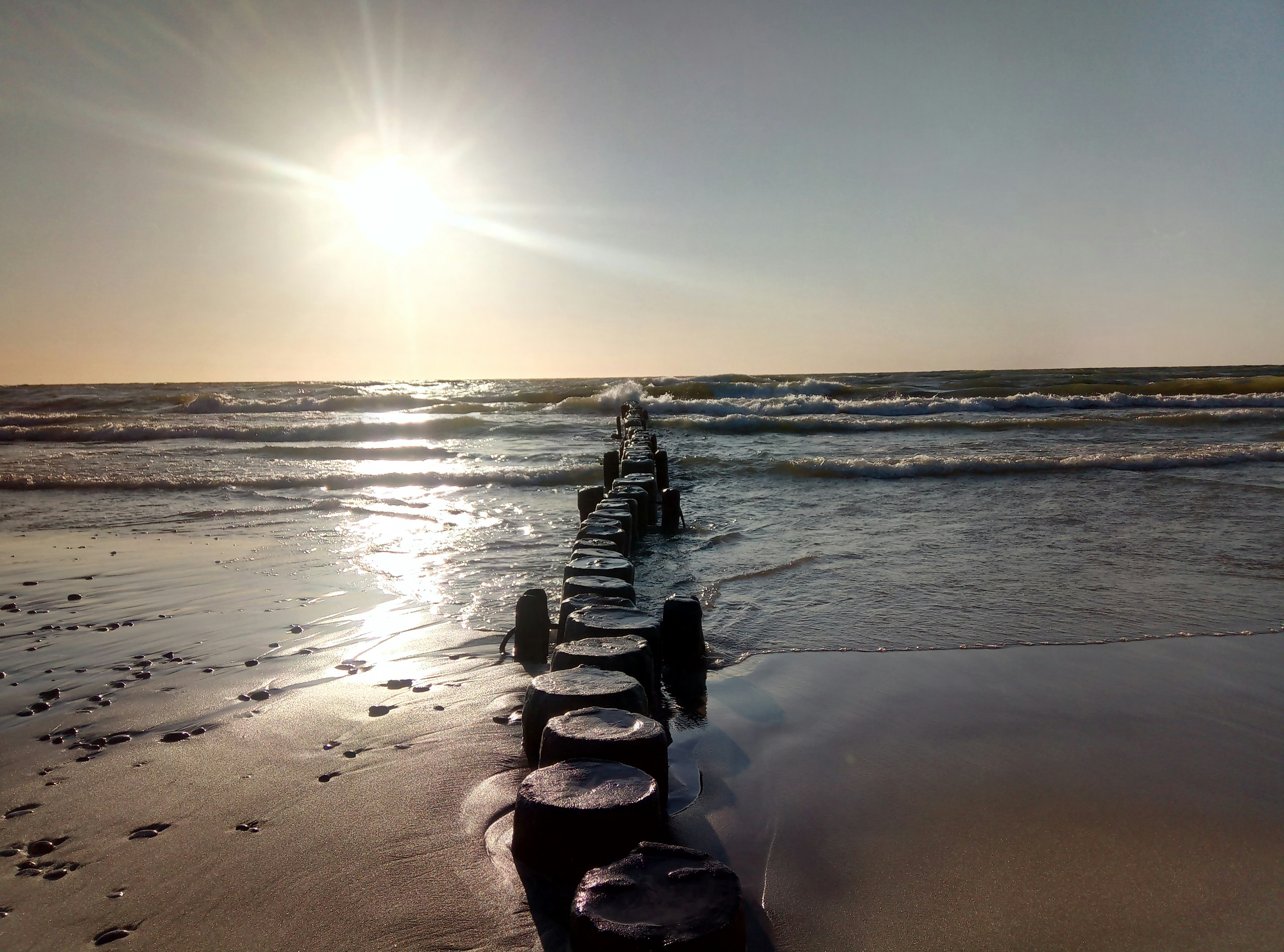 sea waves crashing on shore during daytime
