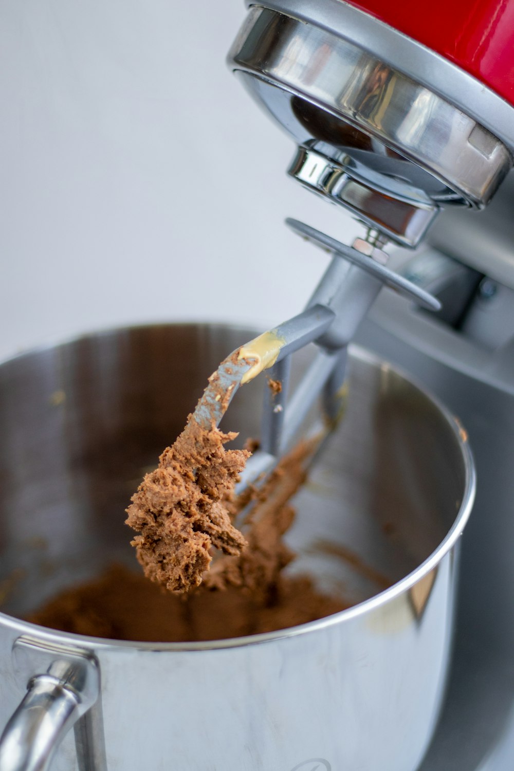 ステンレス製の調理鍋に茶色の粉