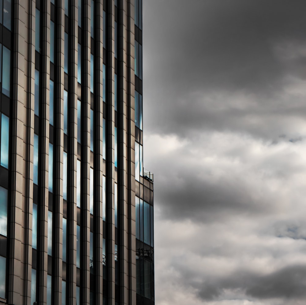 회색 하늘 아래 갈색과 검은 색 콘크리트 건물