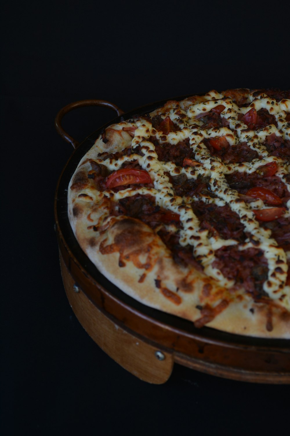 Pizza con pepperoni y queso por encima
