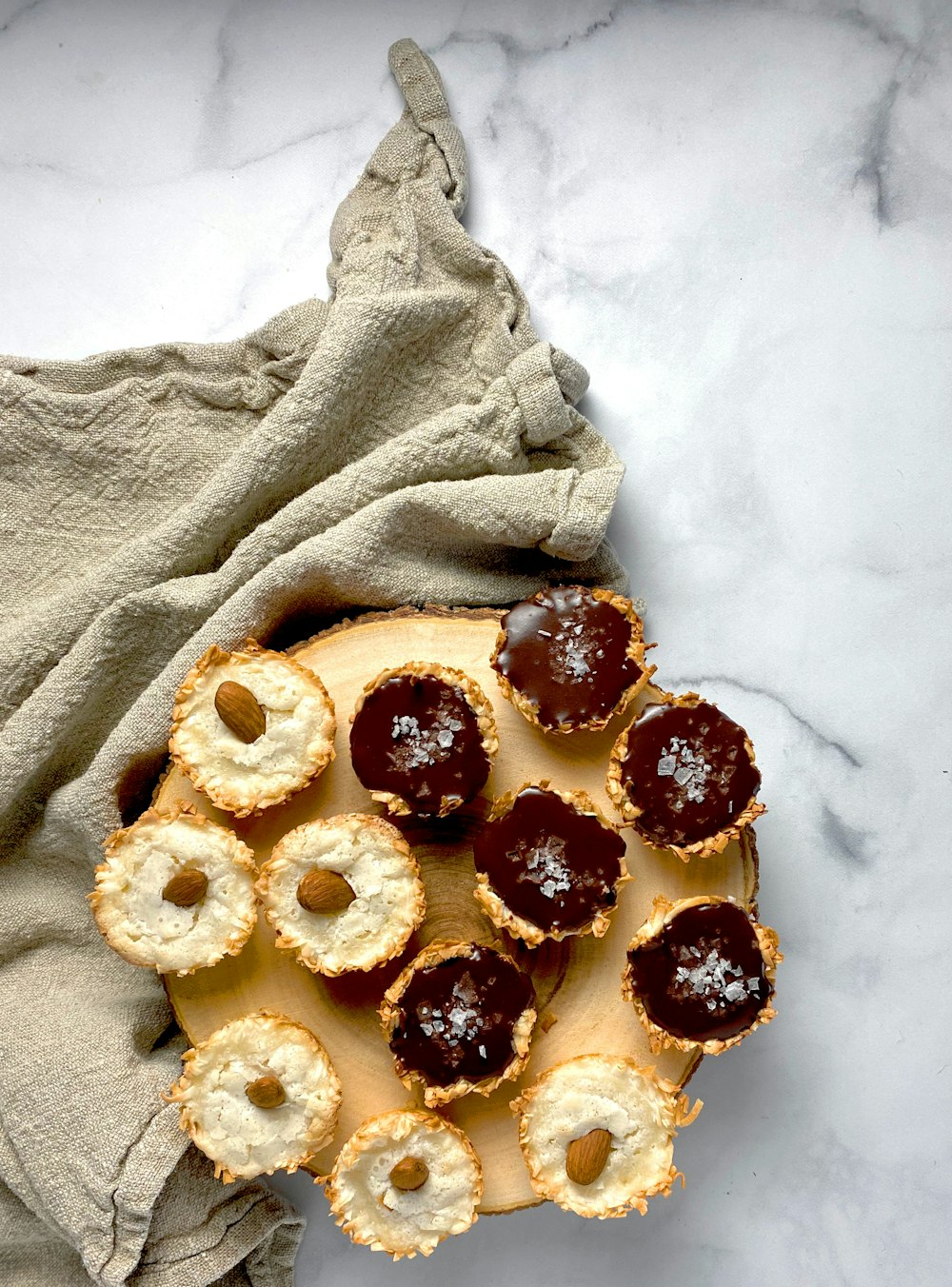 Galletas marrones y negras sobre textil blanco