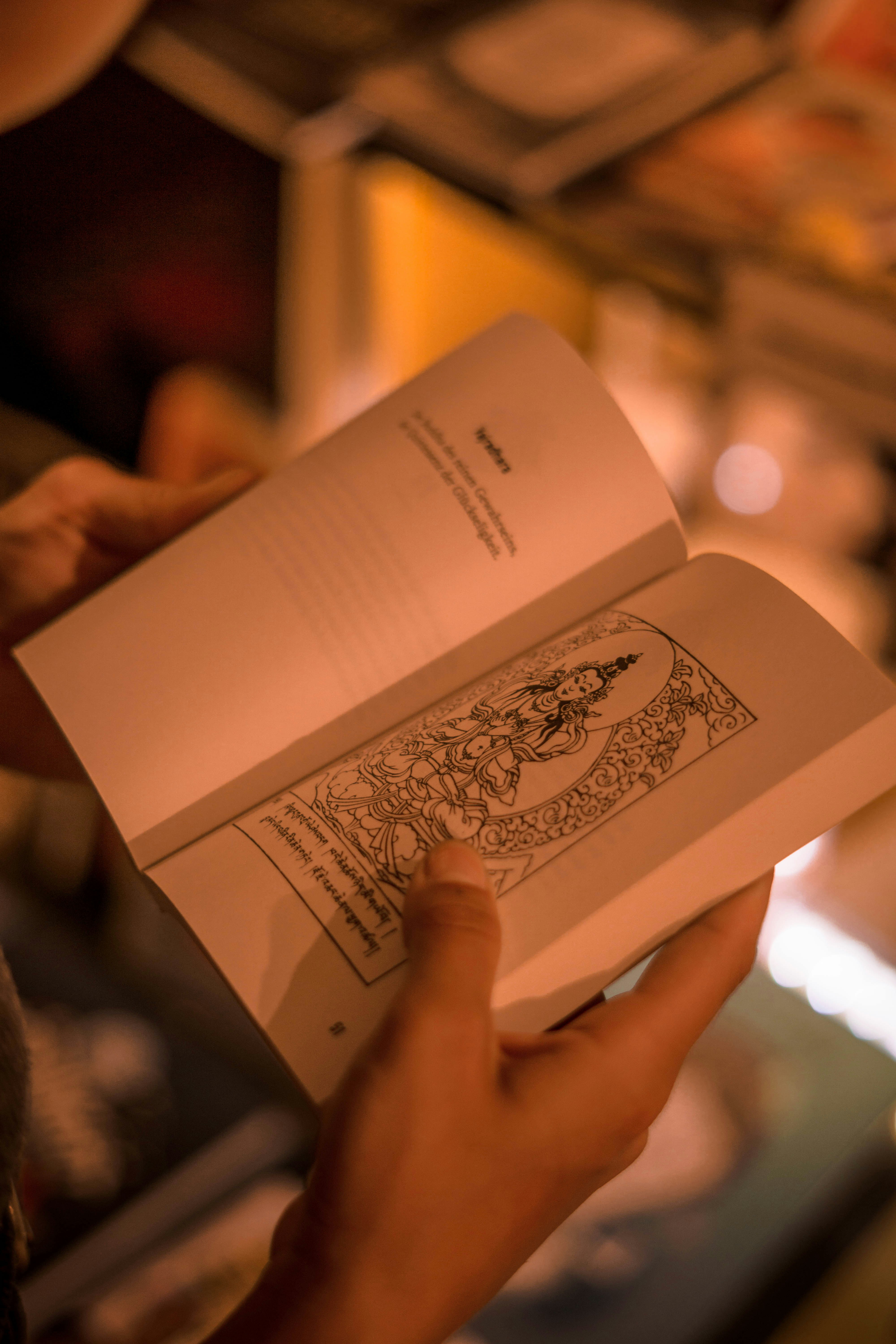 Person, die eine weiße Buchseite hält