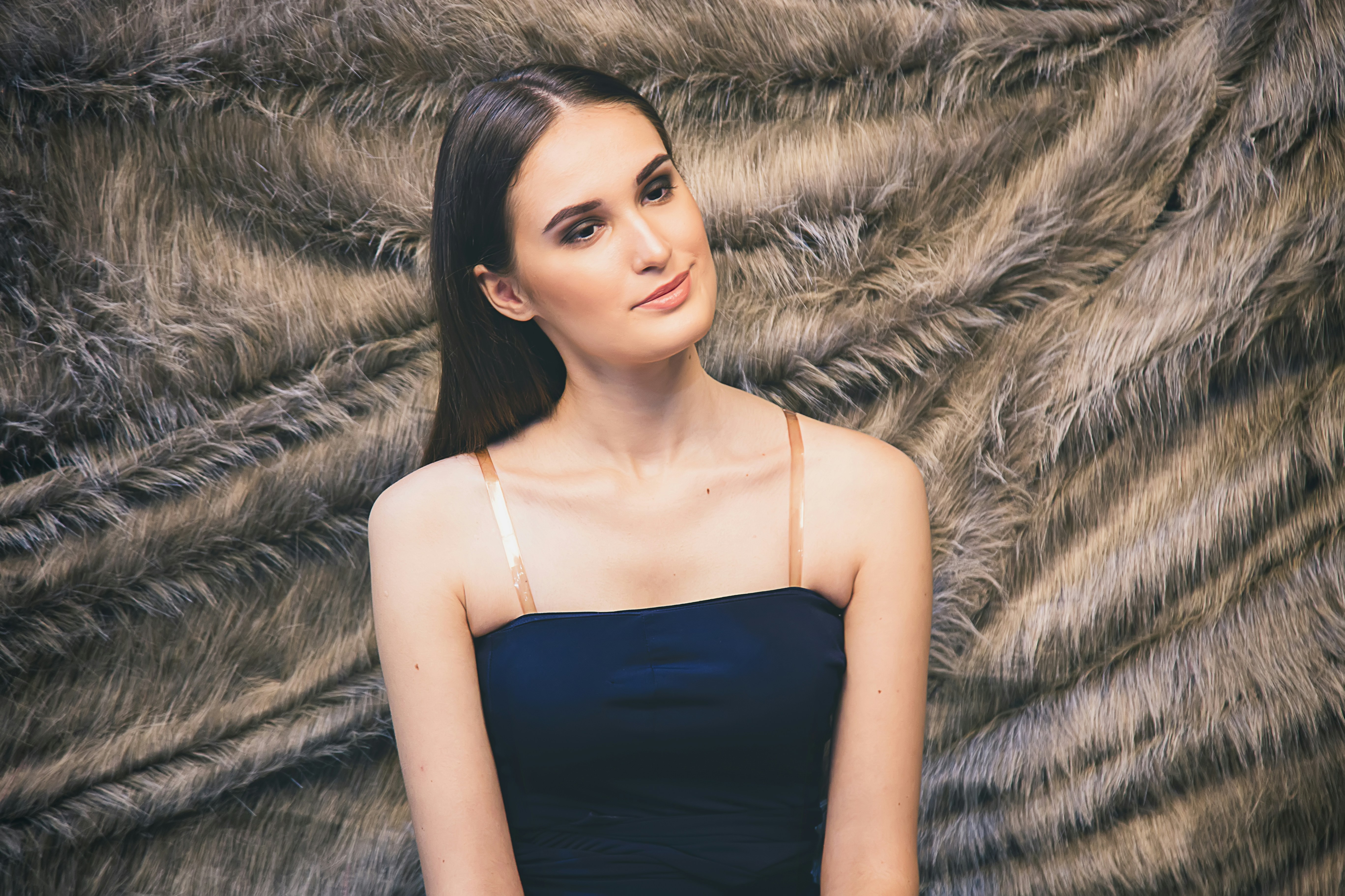 Coiffure de soirée élégante, vagues souples, femme brune