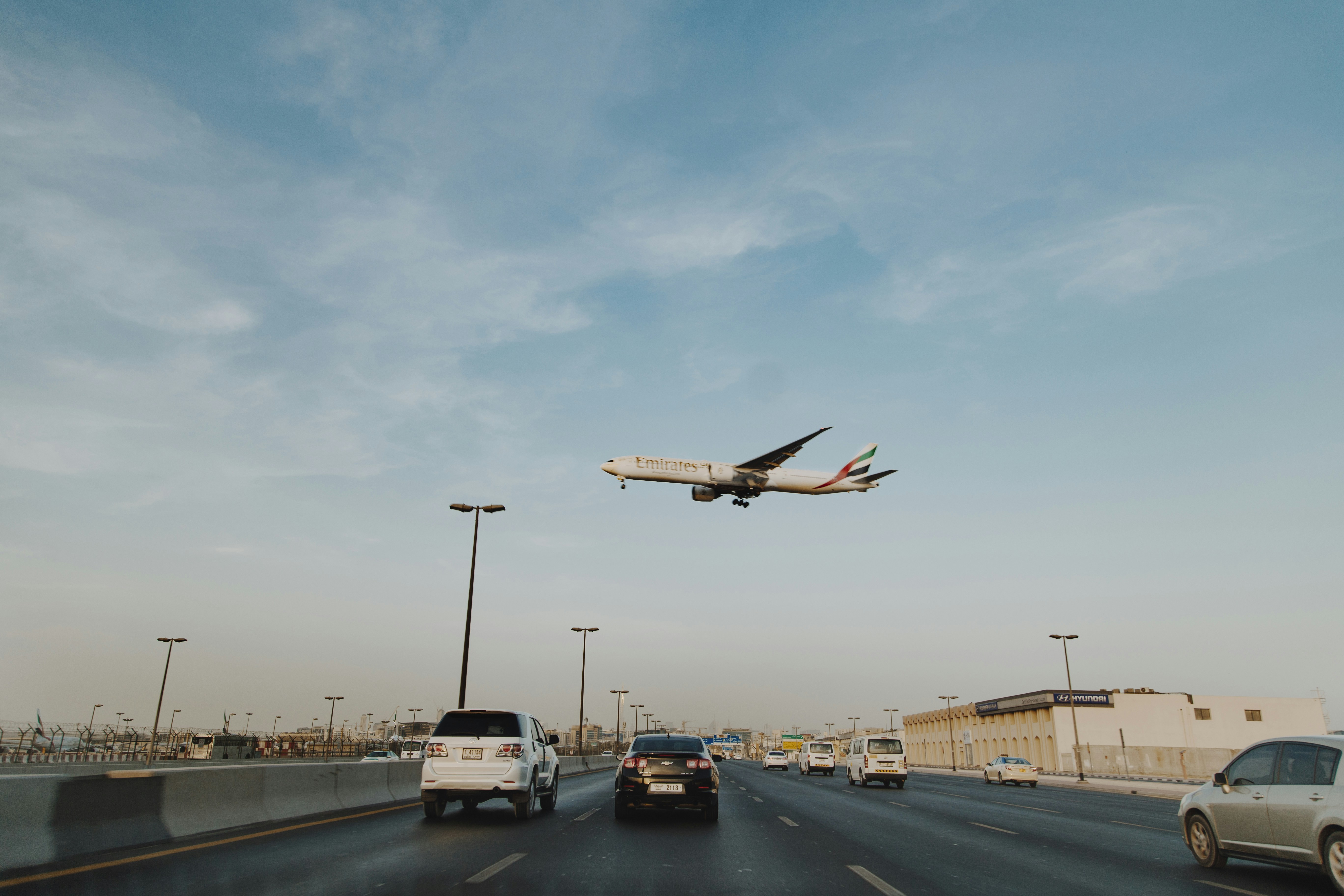 weißes und braunes Flugzeug tagsüber auf der Stadt