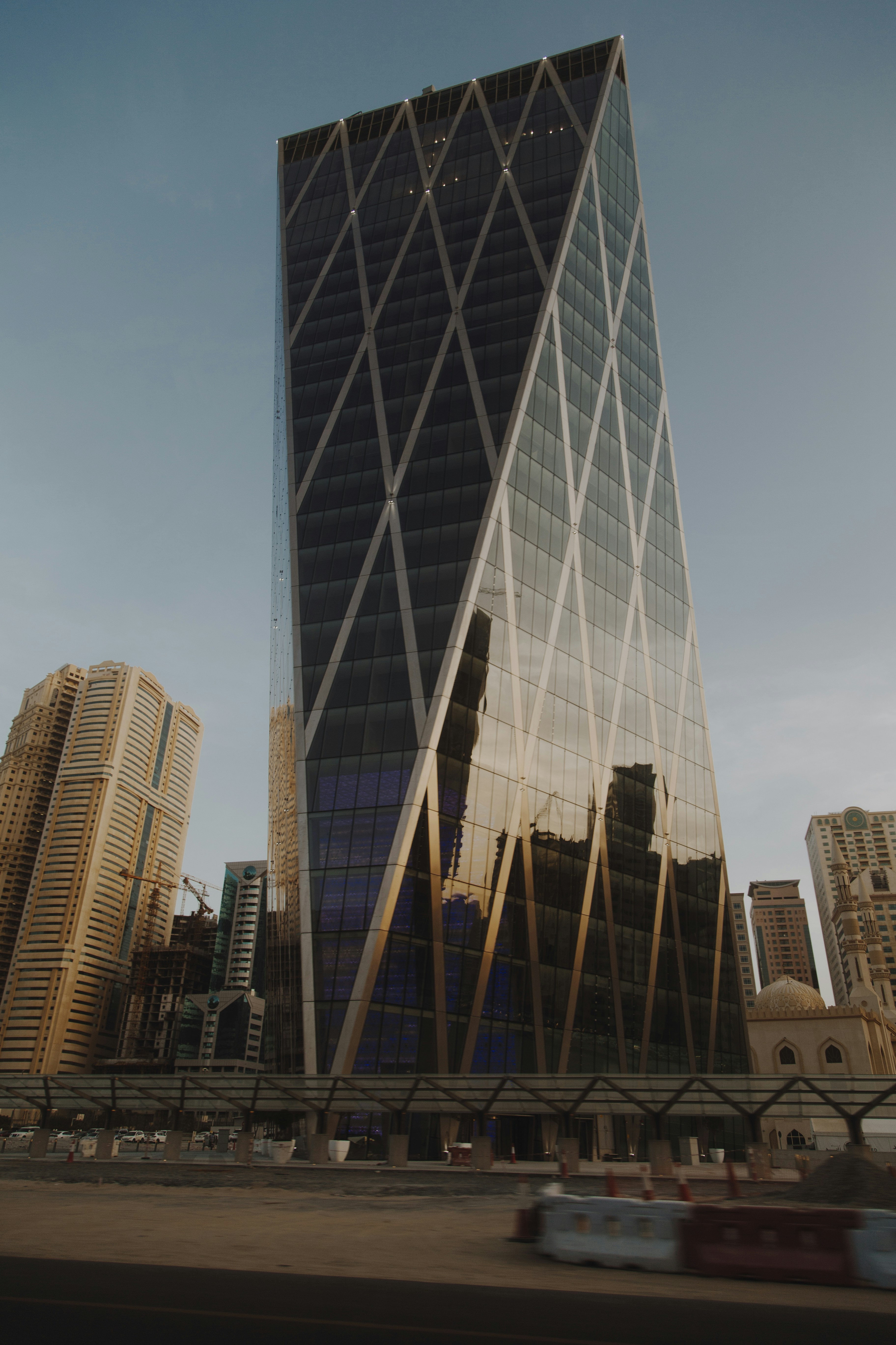 Weiß-schwarzes Hochhaus