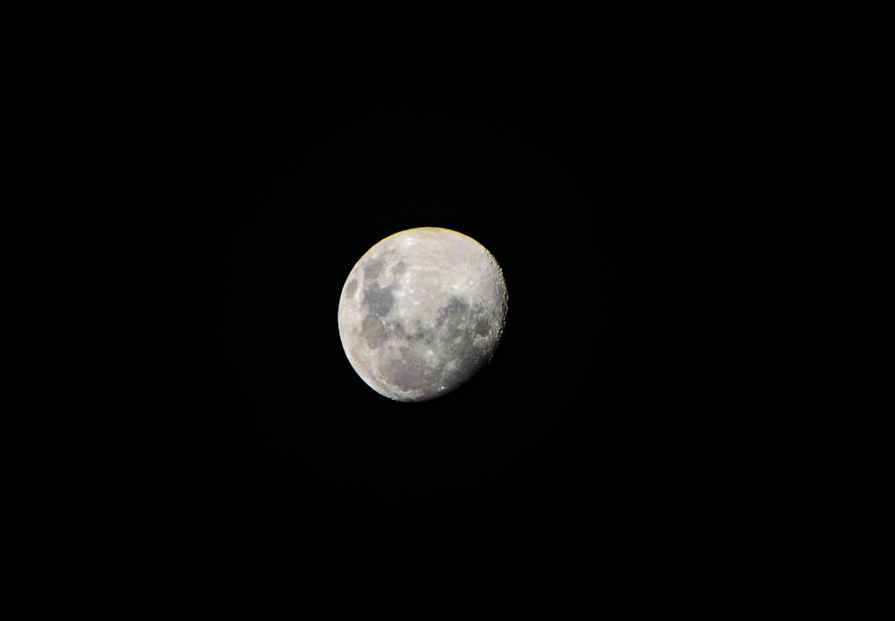 Vollmond am dunklen Nachthimmel